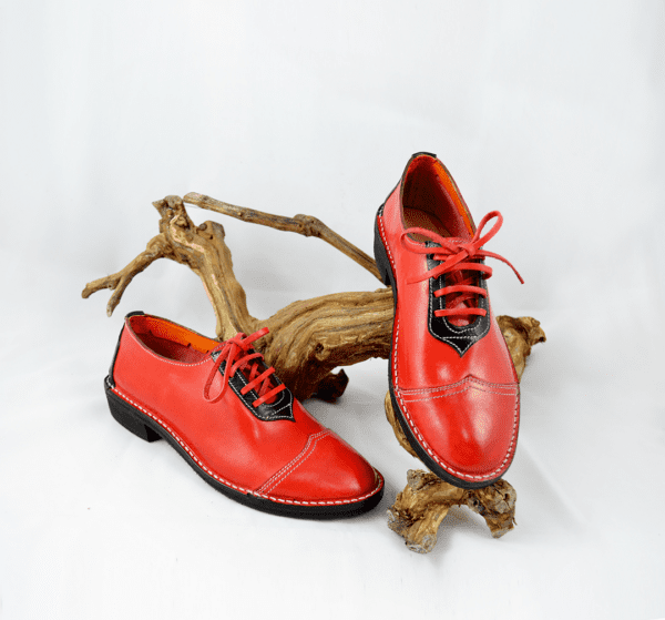 Zapato artesano a medida de piel rojo y negro Loyos Piel 2