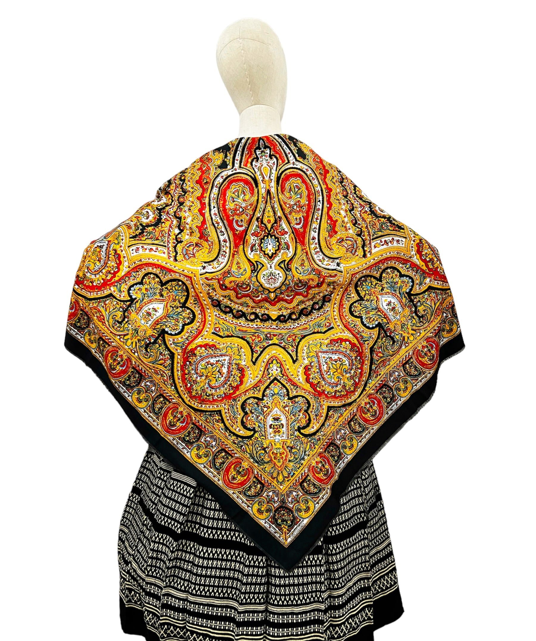 alt sancha tradicion popular badajoz trajes regionales pañuelos 100 colores extremeños